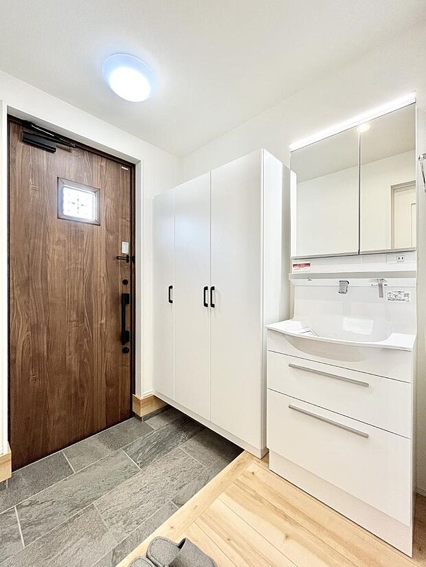 明るい玄関はお客様をお出迎えするのにぴったりです！ 玄関ホールに洗面台も設置。