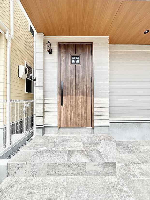 大切な家族、来客を出迎える玄関。玄関前は屋根付きで雨が降っていても濡れにくいです。