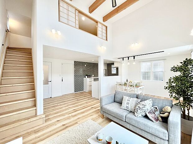 リビングの階段をのぼるとロフトがあり、そこは琉球畳を敷き詰めた和の空間!