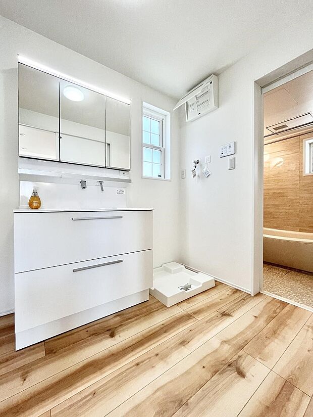 小窓がついているので湿気の多い場所でも換気が十分行えます。毎日の身支度を気持ち良く!