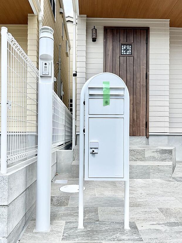 表札・インターホン・ポスト・宅配BOX。エントランスになじむシンプルデザイン。