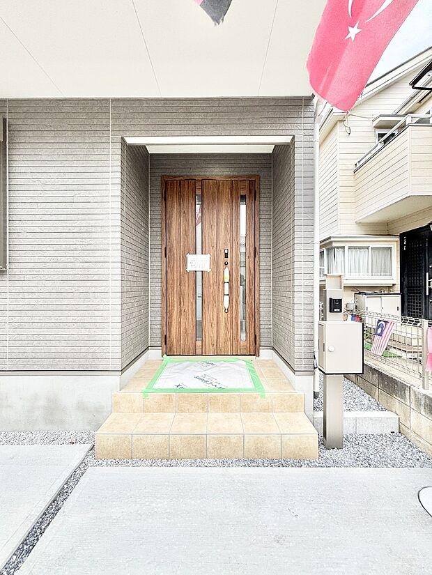 大切な家族、来客を出迎える玄関。