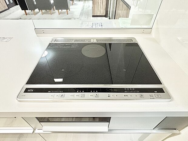 IHクッキングヒーターは天板の調理面がフラットなので調理後はサッと一拭きするだけ!