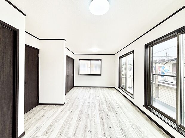 ライフスタイルに合わせて2部屋として利用できる広々とした洋室