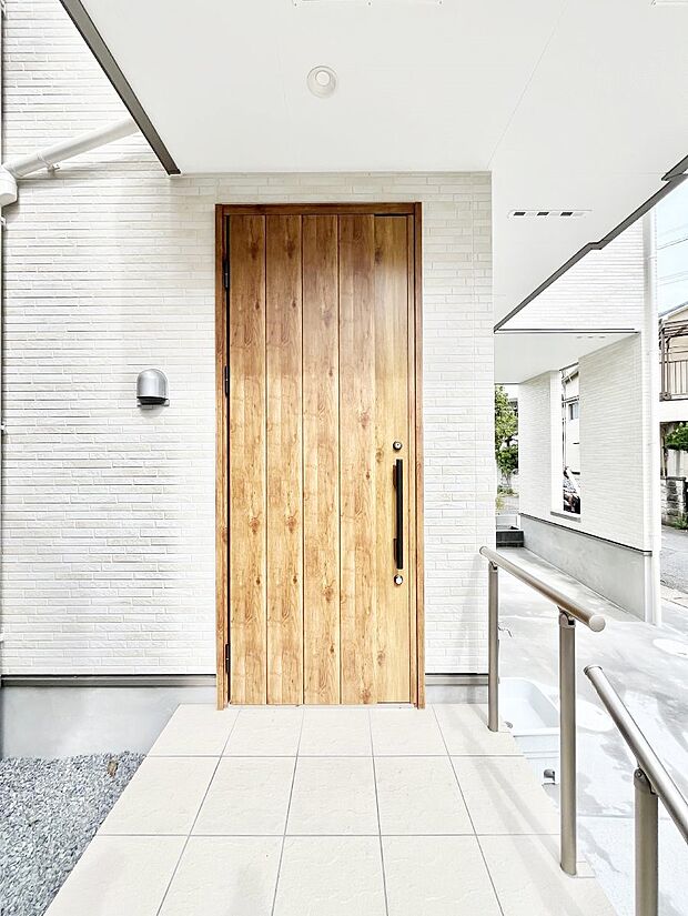 玄関前は雨が降っても濡れにくい屋根付き