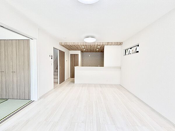明るい陽光が注ぎ、寛ぎの雰囲気に満たされるリビング・ダイニング。