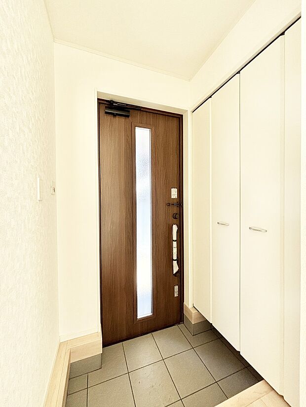 明るい玄関はお客様をお出迎えするのにぴったりです!