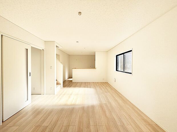 明るい陽光が注ぎ、寛ぎの雰囲気に満たされるリビング・ダイニング。