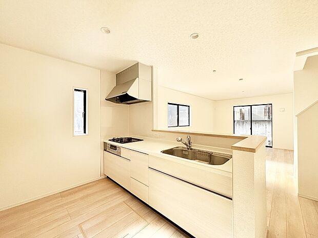 リビングで遊ぶお子様を見守りながらお料理ができる対面キッチン。