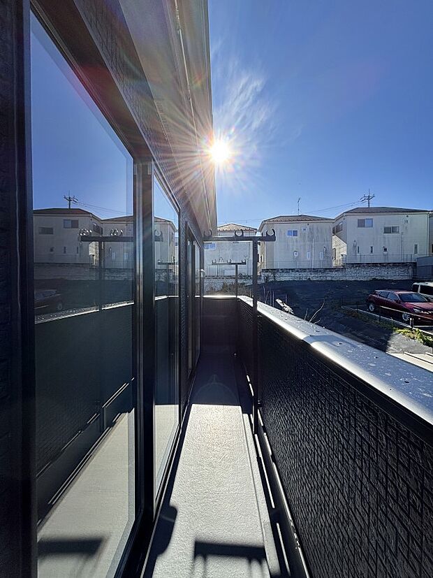 暖かな陽光が降り注ぐバルコニーはお洗濯におすすめ。爽やかな風も心地よいです。 