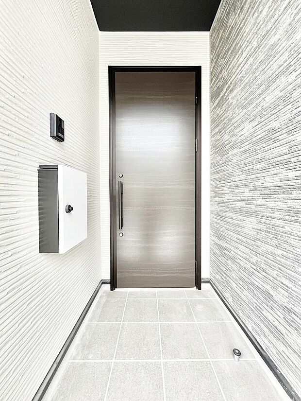 玄関前は雨が降っても濡れにくい屋根付き