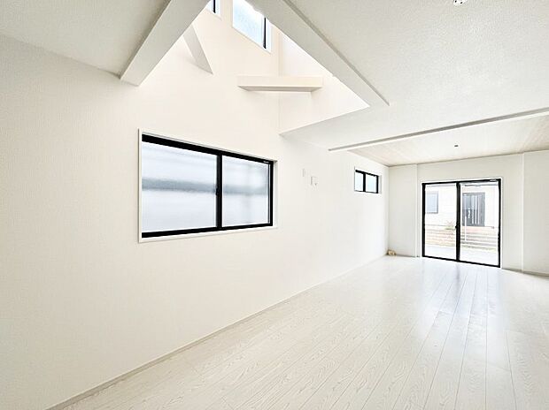 大きな窓からたっぷりの陽光と風を感じられるリビング