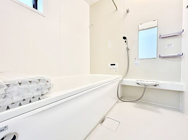 一日の疲れを癒してくれる明るい清潔感のあるバスルーム