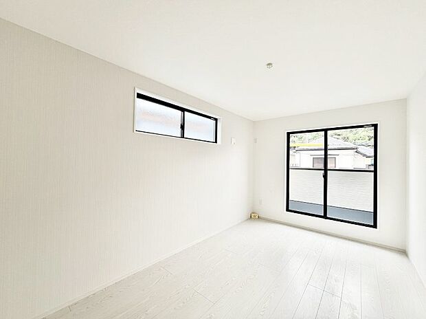 バルコニーが開放感をプラスしてくれる洋室