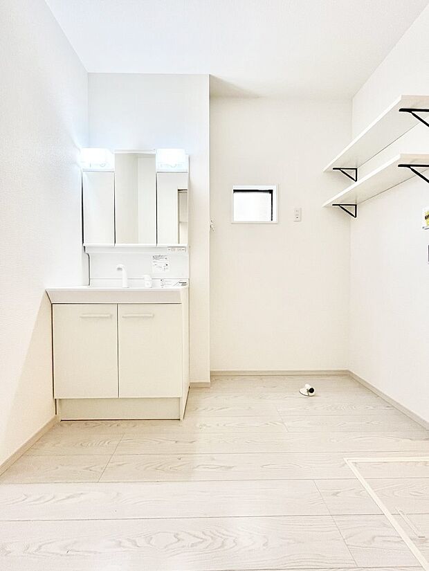 清潔感ある洗面化粧室で朝の身支度も快適