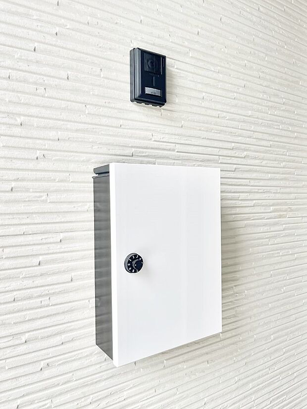 シンプルなデザインのポスト