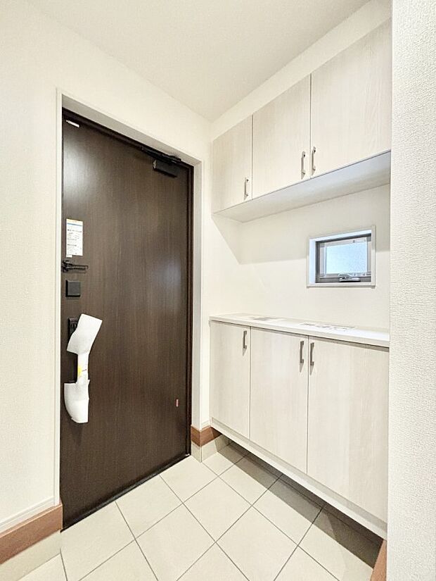 飾り棚を利用して、お越しいただくお客様をおもてなしできます。