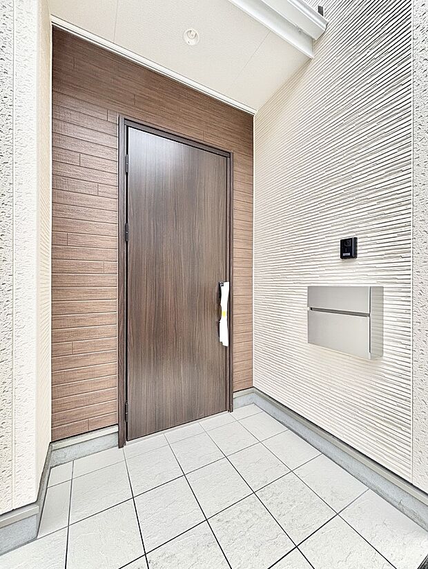 玄関前は雨が降っても濡れにくい屋根付き 