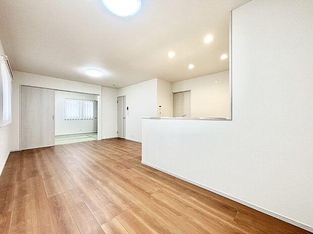 明るい陽光が注ぎ、寛ぎの雰囲気に満たされるリビング・ダイニング。  