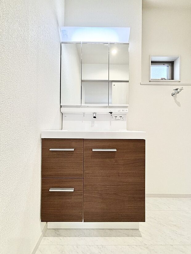 収納力と機能性に優れた洗面化粧台