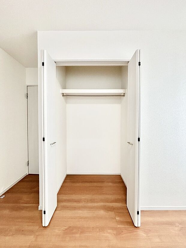 洋室のクローゼット。奥行きがあるので厚手の衣類もすっきり収まります。