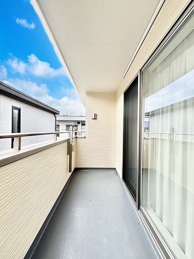 ゆったりバルコニーだから沢山お洗濯ものを干せます。