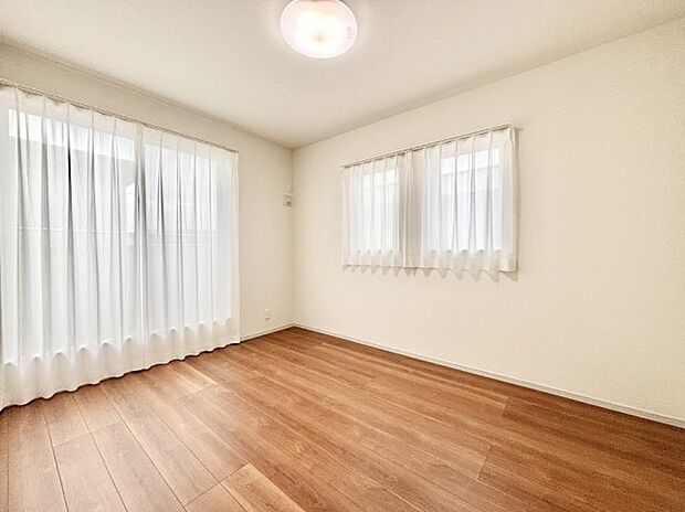 バルコニーが開放感をプラスしてくれる洋室