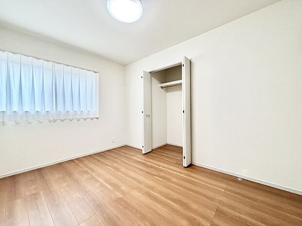 やさしい光がさしこむ居室はしっかり収納付き 