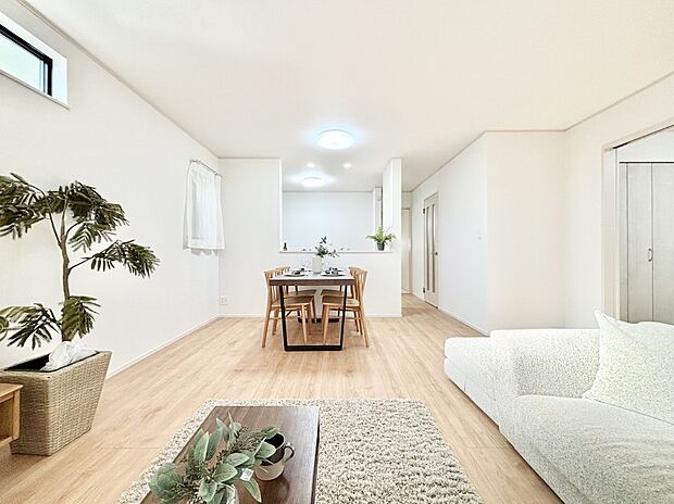 ご家族の賑やかな話し声で包まれる明るいリビング 