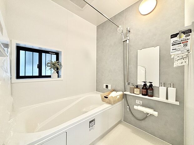 一日の疲れを癒してくれる明るい清潔感のあるバスルーム 