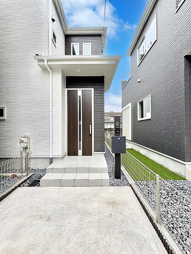 大切な家族、来客を出迎える玄関。