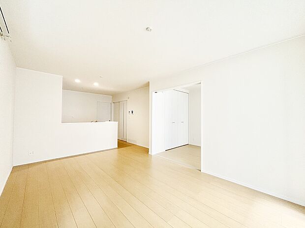 明るい陽光が注ぎ、寛ぎの雰囲気に満たされるリビング・ダイニング。