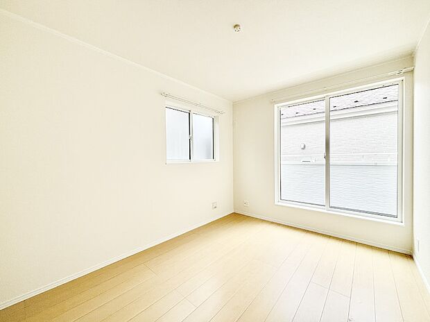 明るいバルコニーサイドに洋室を設置。目覚めの良い寝室に。 