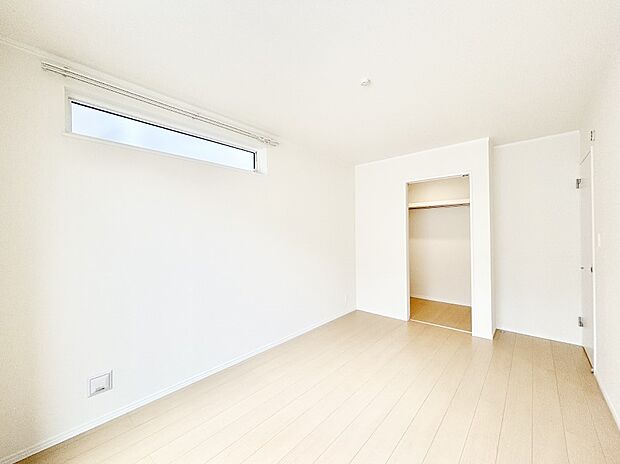 ウォークインクローゼットがあるお部屋。季節ごとの入れ替えも不要で便利です。