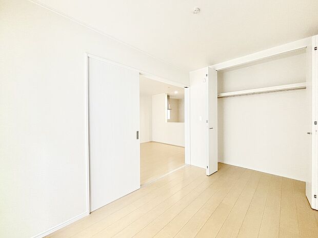 リビングの隣にある洋室。扉を開放して広く利用することも可能です。