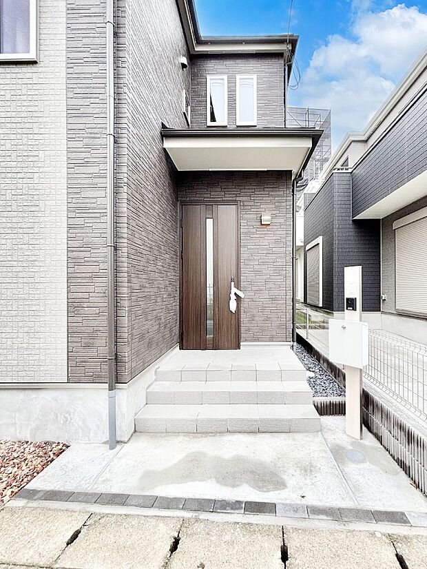 大切な家族、来客を出迎える玄関。