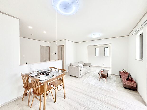 明るい陽光が注ぎ、寛ぎの雰囲気に満たされるリビング・ダイニング。   