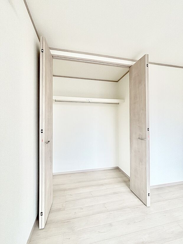 洋室のクローゼット。奥行きがあるので厚手の衣類もすっきり収まります。