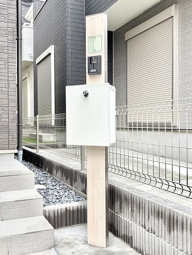 シンプルデザインのポスト。