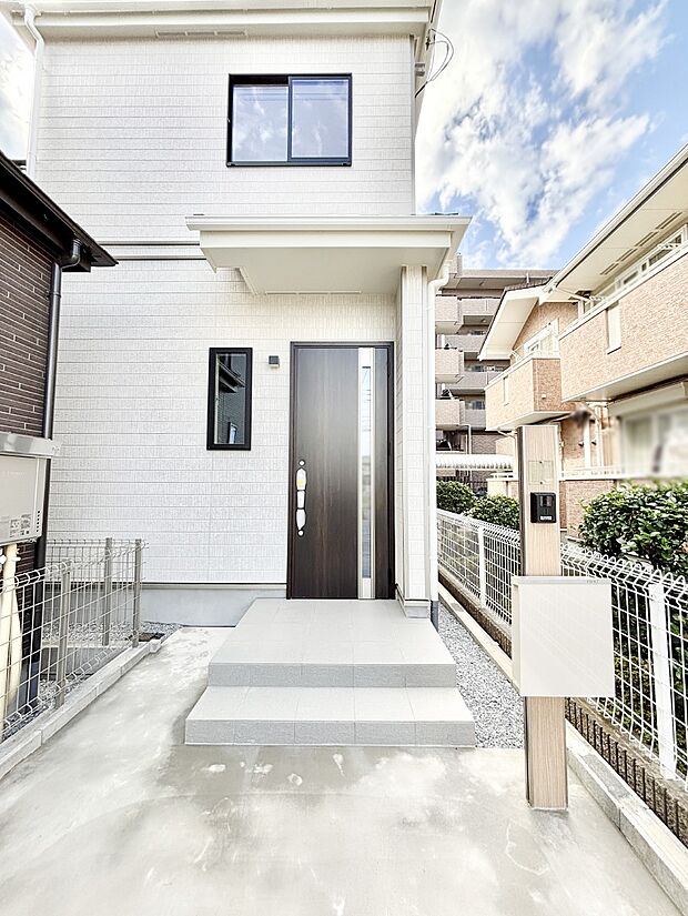 大切な家族、来客を出迎える玄関。