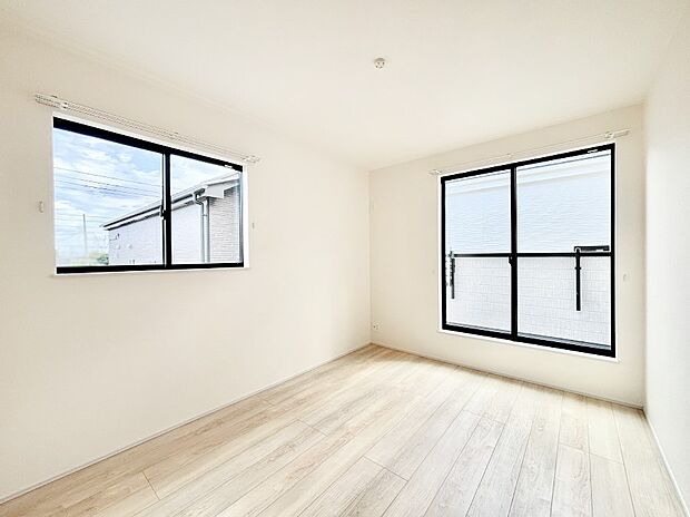 明るいバルコニーサイドに洋室を設置。目覚めの良い寝室に。