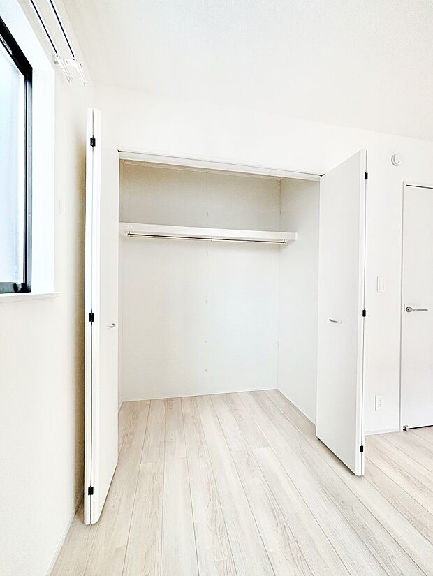 洋室のクローゼット。奥行きがあるので厚手の衣類もすっきり収まります。