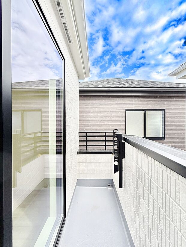 暖かな陽光が降り注ぐバルコニーはお洗濯におすすめ。爽やかな風も心地よいです