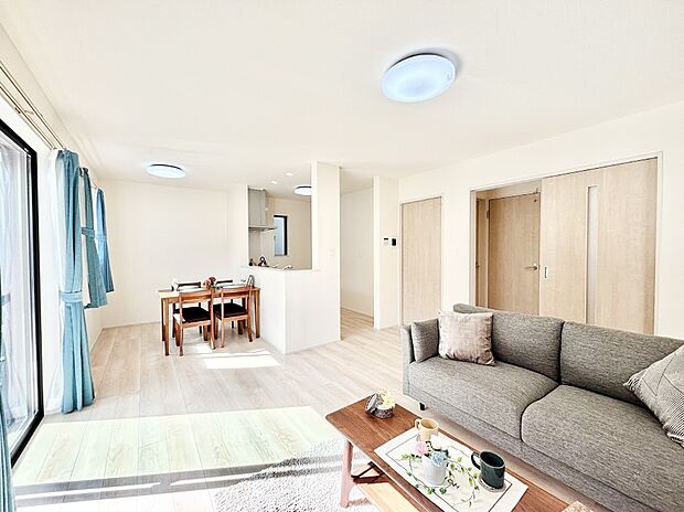 ナチュラルテイストの優しく柔らかい色使いのフローリングが素敵なリビングですね。