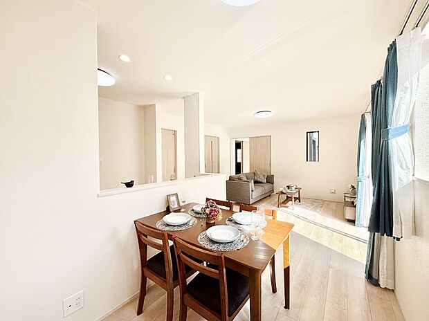 落ち着いた雰囲気のLDKは家族みんなの快適空間