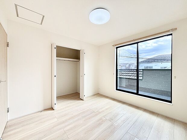 明るいバルコニーサイドに洋室を設置。目覚めの良い寝室に。