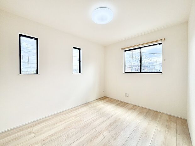 窓からのやさしい光が心地よいプライベートルーム