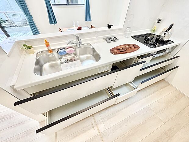 使いやすさを優先したスライド式収納タイプ！