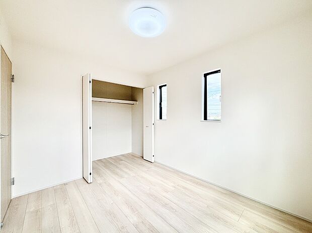 やさしい光がさしこむ居室はしっかり収納付き