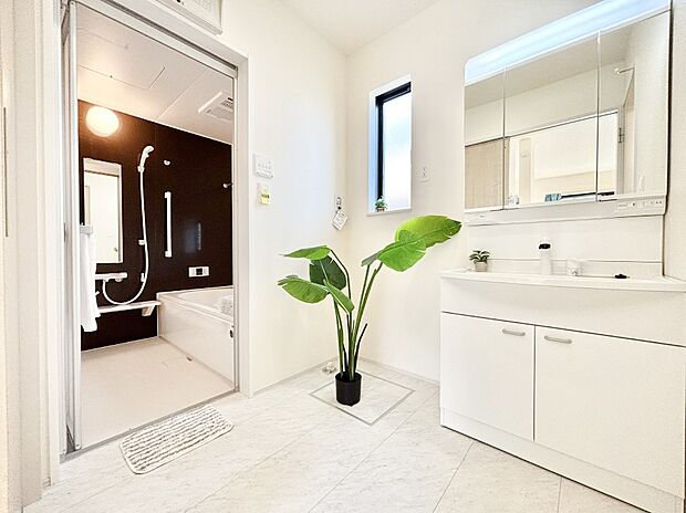 ゆとりの洗面スペースで朝の身支度もラクラク